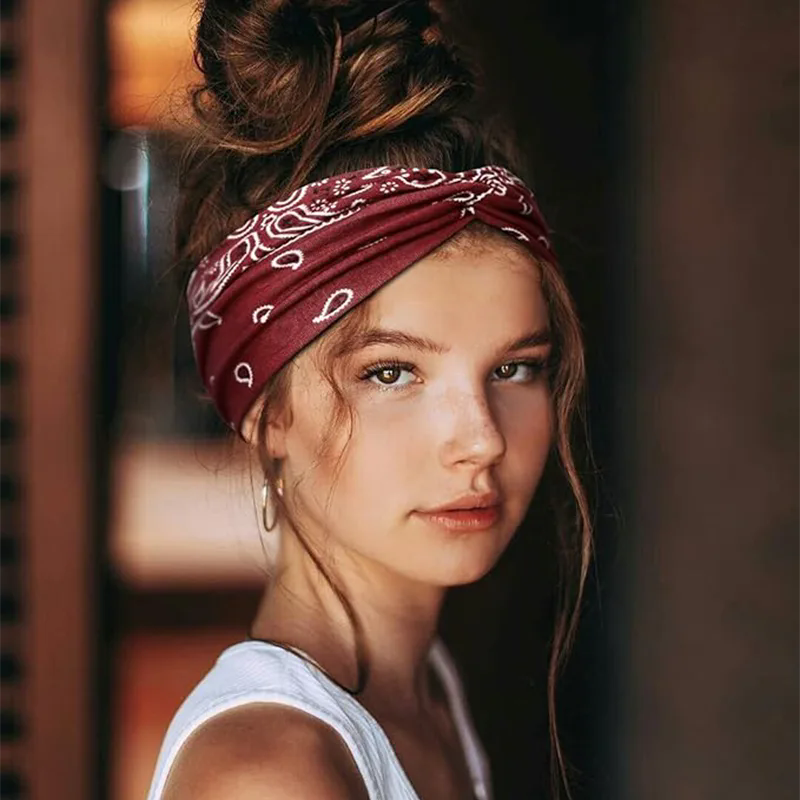 Comment les bandeaux en polyester pour femmes améliorent-ils le confort et le style ?